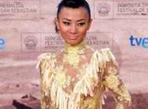 Bạch Linh gây sốc với váy ren táo bạo