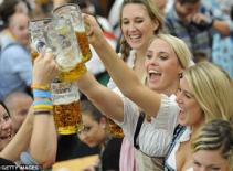 Rộn ràng hội bia Oktoberfest ở Đức