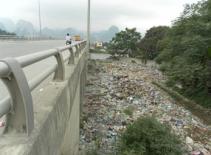 Chân cầu Kiện Khê ngập rác 