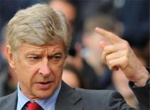 HLV Wenger tuyển người giải bài toán hàng thủ Arsenal