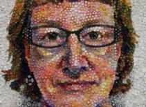 Tự khắc họa chân dung từ các nắp chai