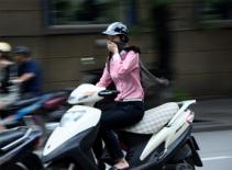 Người Hà Nội mặc áo ấm đón gió lạnh đầu mùa