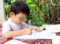 Bé 30 tháng tuổi biết đọc, biết viết