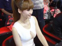 Liễu Nham khoe dáng nóng bỏng trong buổi ra mắt phim