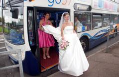 Cô dâu bắt xe bus đến đám cưới