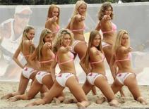 Những hoạt náo viên xinh đẹp của môn thể thao bãi biển