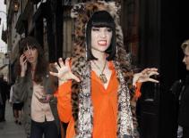 Jessie J và Nicki Minaj 'mê mẩn' phụ kiện da báo