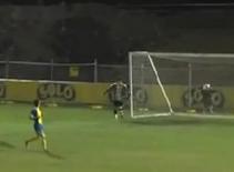 Tai nạn khó đỡ của nhân viên nhặt bóng