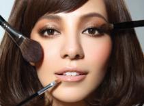 Mũi đẹp hơn nhờ trang điểm 