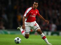 Theo Walcott lên tiếng bảo vệ Wenger