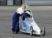 Bé gái Anh mới 8 tuổi đã chạy xe như tay đua thứ thiệt 