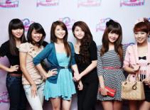 Hot girl rạng rỡ đi xem chung kết Miss Teen 2011 