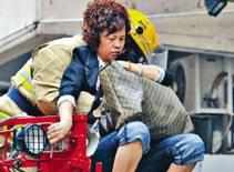 Liều mình lao vào lửa cứu... túi hàng hiệu