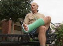 Bò trên sa mạc 4 ngày với chiếc chân gãy