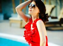 Thân Thúy Hà diện đầm đỏ khoe da trắng ngần