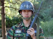 Heechul (SuJu) tập luyện trong quân ngũ