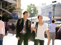 Kim Bum tung tăng trên phố cùng bạn diễn