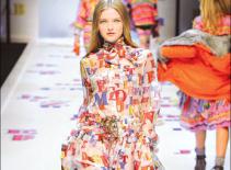 Xu hướng thời trang họa tiết sống động  