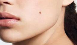 Giới trẻ mê mẩn với mốt phun nốt ruồi son