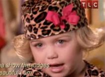 4 tuổi bị mẹ bắt độn ngực để thi sắc đẹp