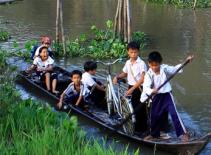 Chùm ảnh: Học sinh vượt lũ đến trường