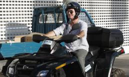 Simon Cowell gây chú ý với "mô tô khủng" 