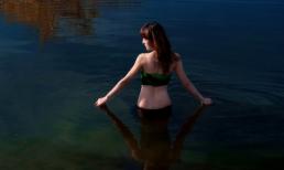 Khi thiếu nữ ngâm mình khoe vẻ đẹp gợi cảm...