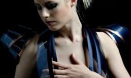 Chiếc váy càng gần càng… trong suốt