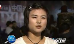 Nữ bồi bàn giả giọng nam cực hay