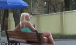 Chị em váy ngắn cẩn thận