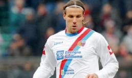 Bị sa thải vì mua tặng con áo đấu... đối thủ 