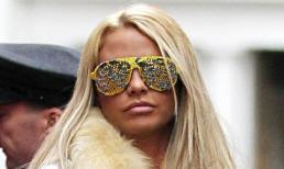 Katie Price "chơi trội" với kính gắn đá