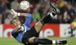 Video: Pha bóng lóng ngóng nhất năm 2011