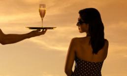 Quý bà ra phố “săn” trai lạ