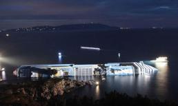 Cùng thợ lặn chui vào 'siêu tàu du lịch' bị đắm