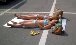 Những kiểu tắm nắng 'khó đỡ'