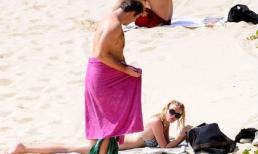 David Walliams thay quần kiểu độc giữa bãi biển