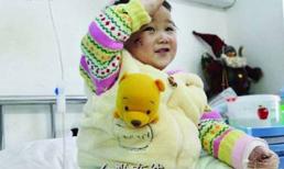 Cha say rượu, cắn lìa tay con gái mới 2 tuổi