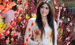 Chân dài 15 tuổi Huỳnh Tiên duyên dáng trên phố xuân