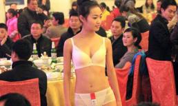 Trình diễn nội y trong… quán ăn 