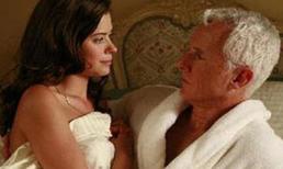 Những pha "ngã ngựa" trên bụng người tình trẻ