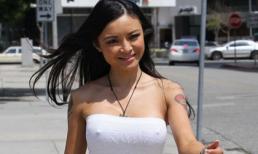 Ngẩn ngơ người đẹp ra đường quên ... áo nhỏ