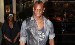 Đi ăn tối, Balotelli bị fans MU "chiêu đãi" trứng thối