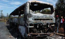 Xe khách cháy rụi, 28 người thoát nạn