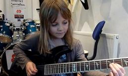 Thần đồng 8 tuổi chơi guitar điệu nghệ