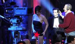 Bồ cũ Balotelli tự tin... vén váy trên truyền hình 