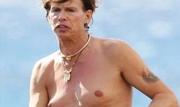 Quý ngài 63 tuổi Steve Tyler lộ ngực như... phụ nữ 