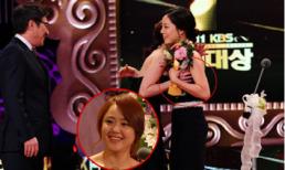 Moon Geun Young "sờ nhầm"... ngực đồng nghiệp ngay trên sân khấu