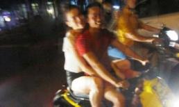 Hà Hồ và Quốc Cường tình tứ dạo phố trên xe máy