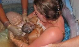 'Mục sở thị' một ca sinh con dưới nước